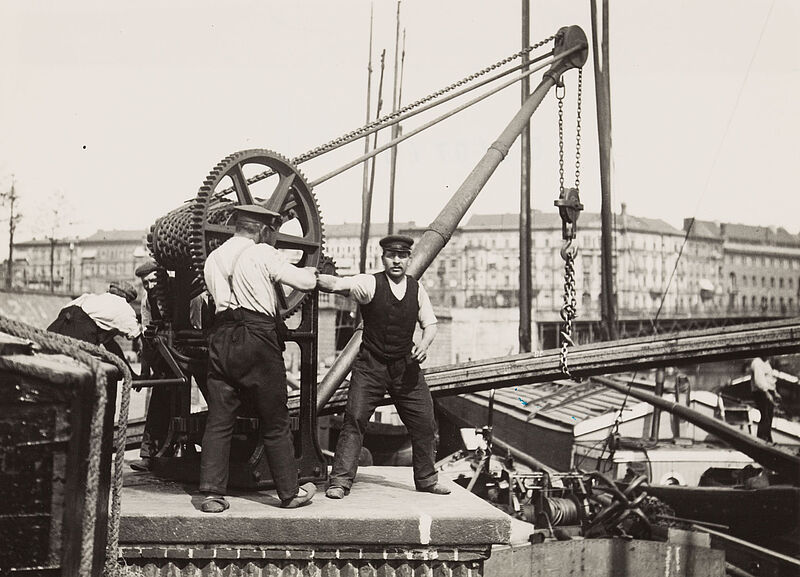 Philipp Kester, Berlin – Zwei Männer bei der Arbeit an einem Kran im Spreehafen, 1906