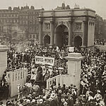 Philipp Kester, Am Eingang des Hyde Parks – Demonstration der Frauenrechtlerinnen, 1908