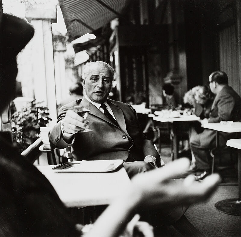 Barbara Niggl Radloff, Carl Zuckmayer [Café-Terrasse, Glas erhoben], vor 1962