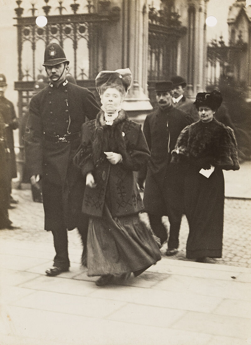 Philipp Kester, Suffragette vor dem House of Commons – Verhaftung einer Frauenrechtlerin, 1905