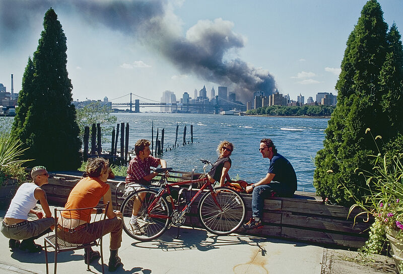 Thomas Hoepker, Blick von Williamsburg, Brooklyn, auf Manhattan, 11. September 2001, 2001