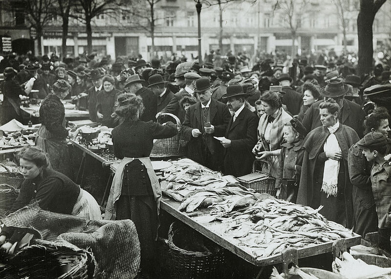 Philipp Kester, Karfreitag auf dem Münchner Viktualienmarkt – Ansturm auf die Stände der Fischverkäufer, 1912