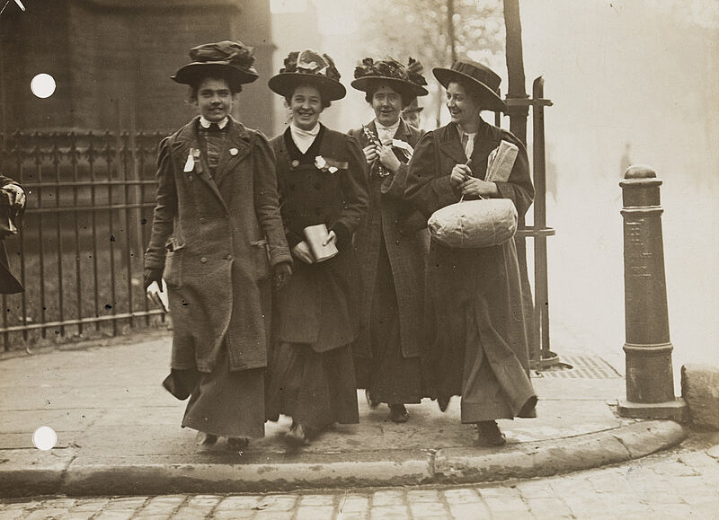 Philipp Kester, Suffragetten vor dem Palace of Westminster – Vier Frauenrechtlerinnen demonstrieren in Londons Straßen, 1905
