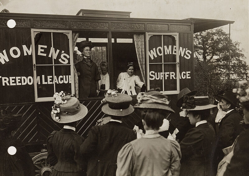 Philipp Kester, Protestwagen der Suffragetten – Englische Frauenrechtlerinnen auf Londons Straßen, 1905