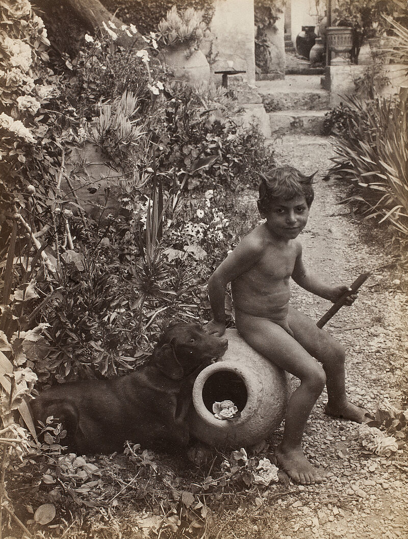 Wilhelm von Gloeden, Nackter Junge mit Hund, Taormina, 1900