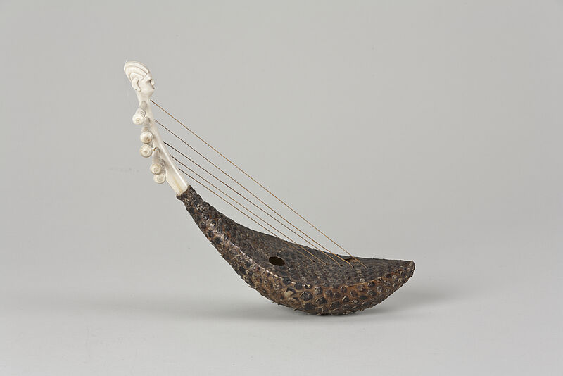 Azande / Mangbetu, kundi – Harfe aus Elfenbein mit fünf Saiten, 1900–1950