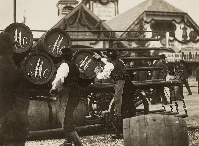 Philipp Kester, Münchner Oktoberfest – Biermänner beim Abladen eines Bierwagen, 1921