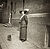Stephanie Ludwig, Frau mit Hund auf einer Straße, um 1912
