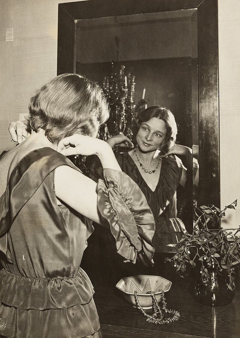 Philipp Kester, Weihnachten – Frau vor einem Spiegel mit Mistelzweig, um 1925