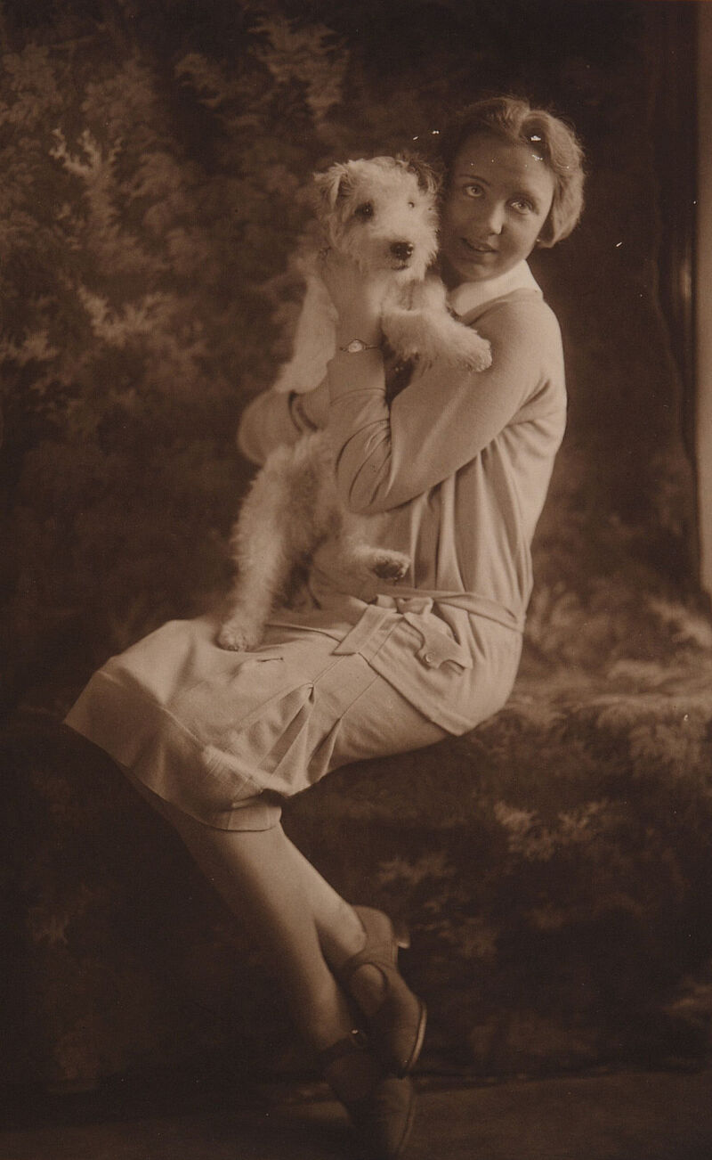 Elfriede Reichelt, Dame mit Hund, 1928