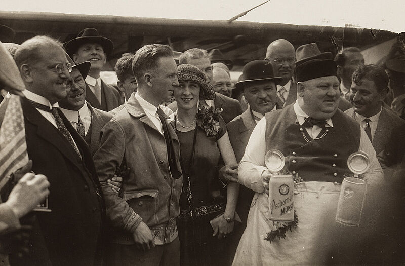 Philipp Kester, Amerikaflieger in München – Clarence Duncan Chamberlin wird von Toni Ferstl, dem Wirt des "Zum Donisl", mit Bier begrüßt, 19. Juni 1927