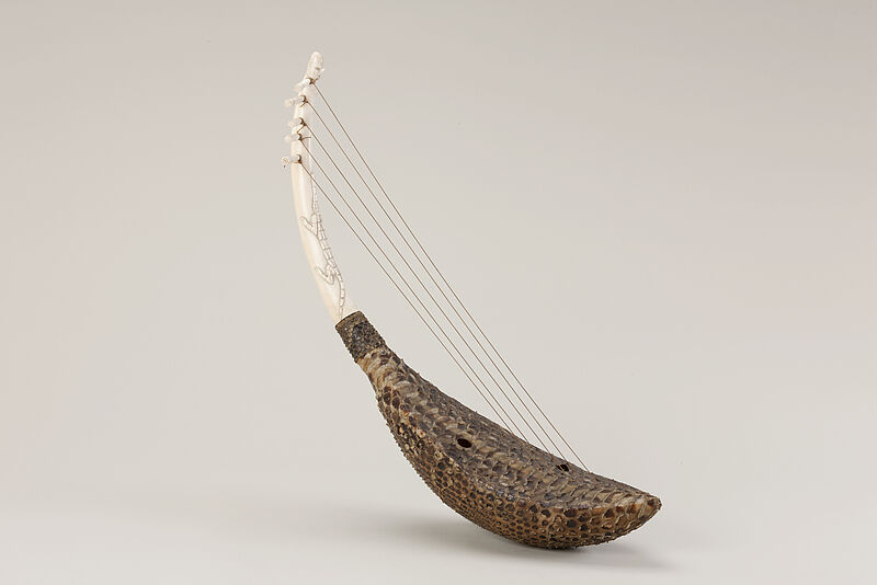 Mangbetu, kundi – Harfe aus Elfenbein und "Krokodil-" Echsenhaut (?) mit fünf Saiten, vor 1943