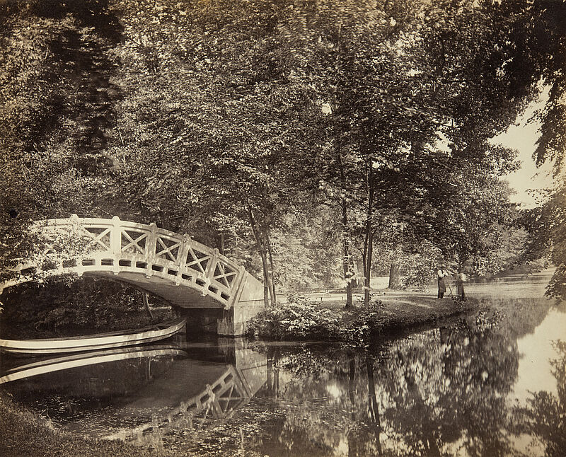 Georg Maria Eckert, Palladio-Brücke mit Boot und zwei Staffagefiguren im Schlosspark Schwetzingen, um 1870