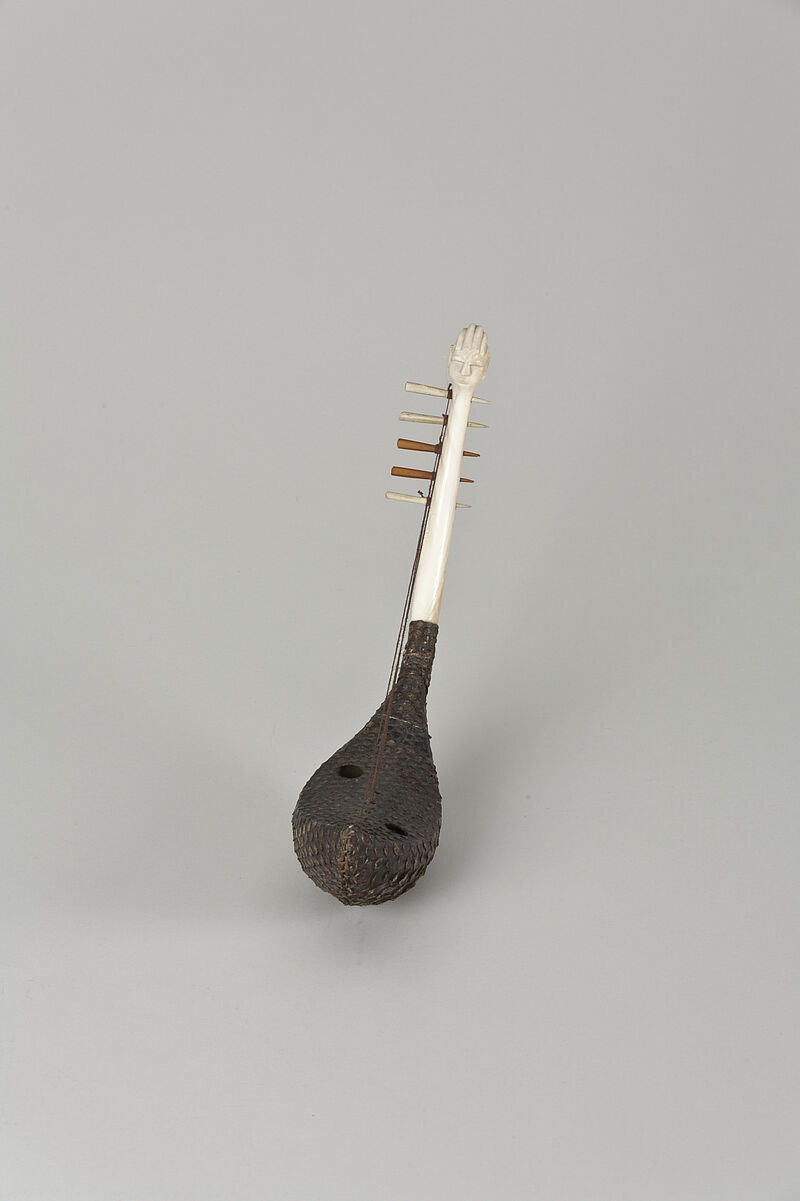 Mangbetu, kundi – Harfe aus Elfenbein und Schlangenhaut mit fünf Saiten, vor 1943