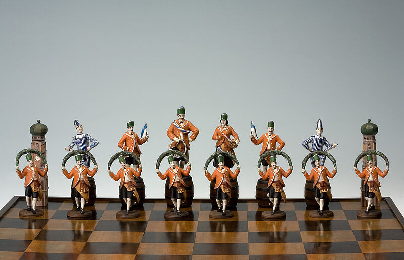 Schachbrett mit Schäfflern und Metzgern als Spielfiguren, 19. Jahrhundert
