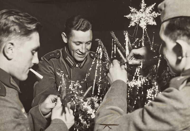 Philipp Kester, Weihnachten in der Kaserne – Drei Soldaten beim Schmücken eines Christbaumes, 1938