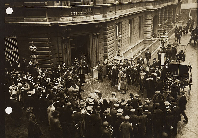 Philipp Kester, Emmeline Pankhurst in der Bow Street – Die Frauenrechtlerin hält eine Rede in London auf der Straße, 1905