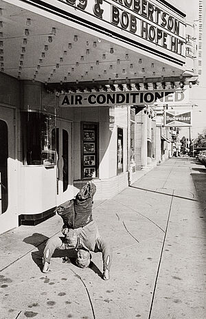 Thomas Hoepker, Beinamputierter Bettler macht einen Kopfstand, Quincy, Illinois, 1963