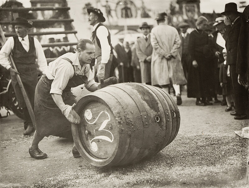 Philipp Kester, Münchner Oktoberfest – Ein Biermann beim Fassrollen, 1935