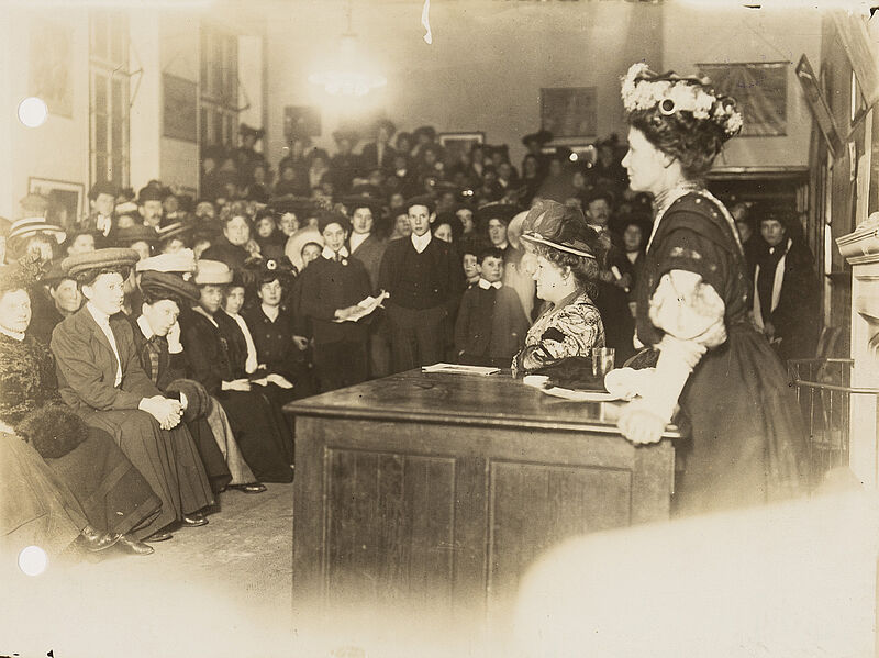 Philipp Kester, Emmeline Pankhurst als Rednerin – Englische Frauenrechtlerin während einer Veranstaltung in London, 1903