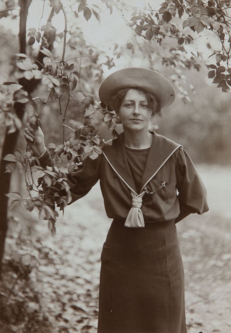 Philipp Kester, Franziska Gräfin zu Reventlow – Porträtaufnahme unter einem Laubbaum, 1905