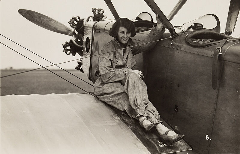 Philipp Kester, Helly Tussmar – Auf der Tragfläche eines Flugzeugs sitzend, 1929