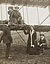 Philipp Kester, Mrs. Hewletts Fliegerschule – Szene mit Mrs. Hewlett und einem Piloten samt Doppeldecker in Brooklands in England, 1906
