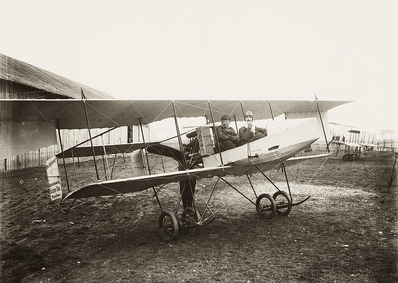 Philipp Kester, Gustav Otto, Otto Lindpaintner – Zwei Piloten in einem Doppeldecker der Flugzeugwerke des Fabrikanten Otto