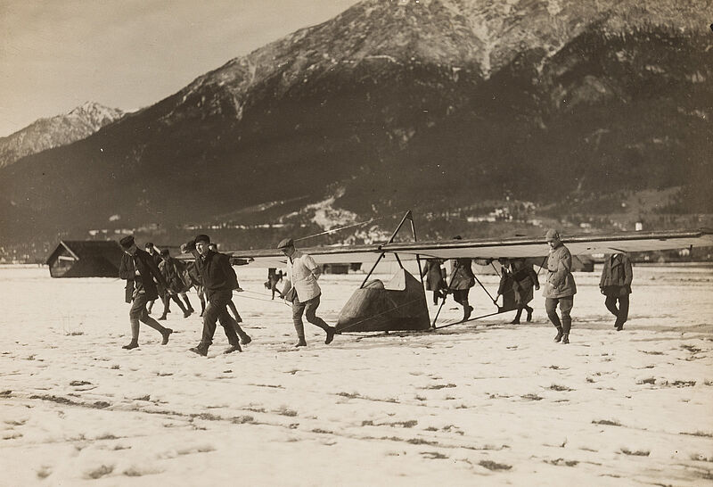 Philipp Kester, Vom Zugspitzflug in Garmisch-Partenkirchen – Das Segelflugzeug "Der alte Dessauer" wird auf den Kochelberg geschleppt, 1925
