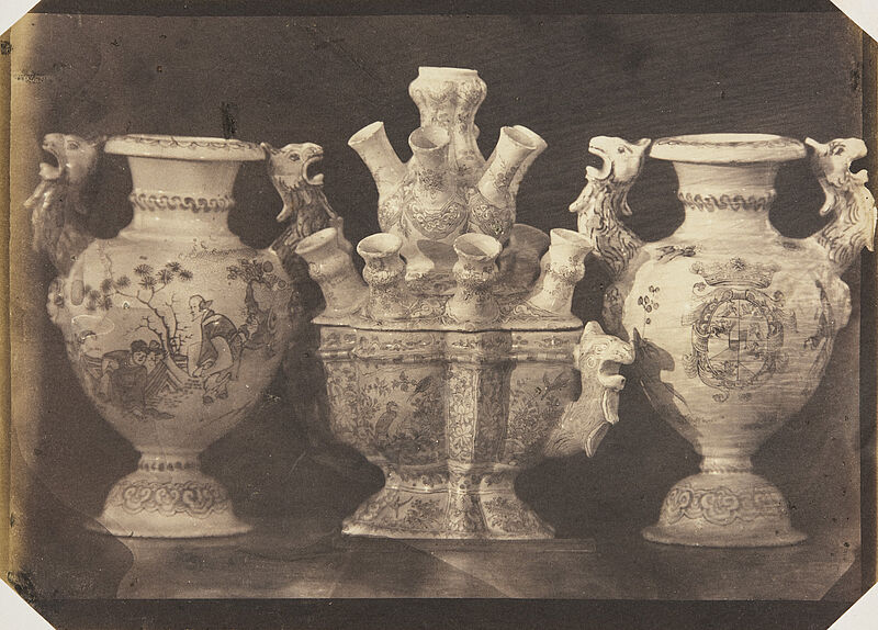 Ludwig Belitski, Zwei Vasen und ein Blumenhalter, deutsche Fayencen, zwei Fünftel Naturgröße, 17. Jahrhundert (aus: Vorbilder für Handwerker und Fabrikanten...), vor 1855