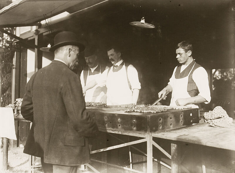 Philipp Kester, Typisches vom Oktoberfest – Bratwurstbraterei, vor 1907