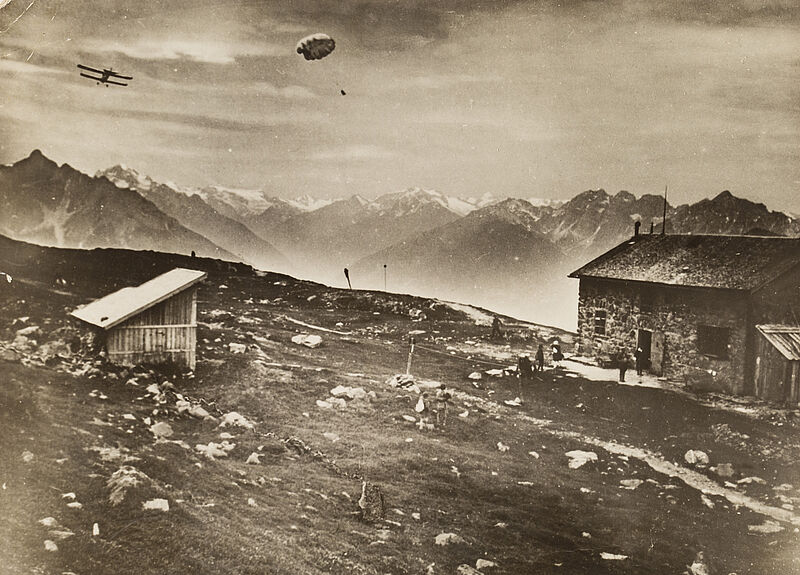 Philipp Kester, Im Dienste des Alpinismus – Flugzeug in den Innsbrucker Alpen beim Proviantabwurf am Patscherkofelhaus, um 1925