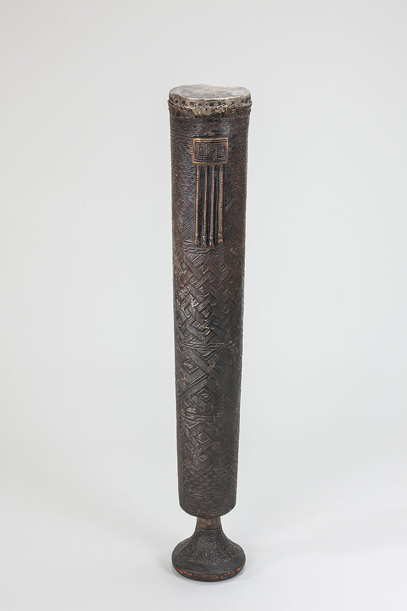 Ba-Kuba (Buschongo), nonga (?) – Einfellige Mörsertrommel mit Kasaispannung, 19. Jahrhundert