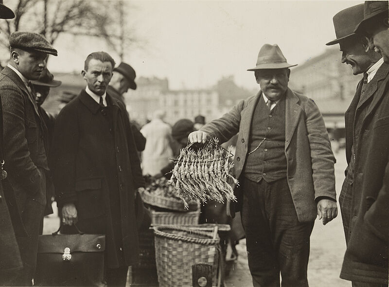 Philipp Kester, München im Zeichen der Fastenzeit – Verkauf von Froschschenkel auf dem Viktualienmarkt, um 1925