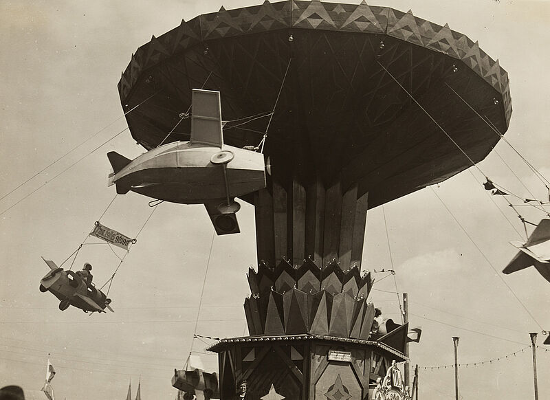 Philipp Kester, Münchner Oktoberfest – "Lernt Fliegen". Praktische Vorführung der ersten Flugzeug-Karusselle, 1929