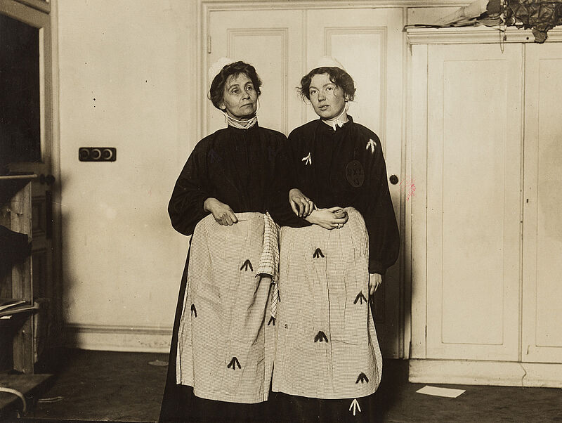 Philipp Kester, Emmeline Pankhurst mit Tochter Christabel – Die zwei Londoner Frauenrechtlerinnen in Gefängniskleidung, 1905