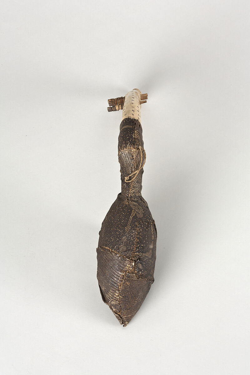 Mangbetu, kundi – Harfe aus Elfenbein und Echsenhaut mit fünf Saiten, vor 1977