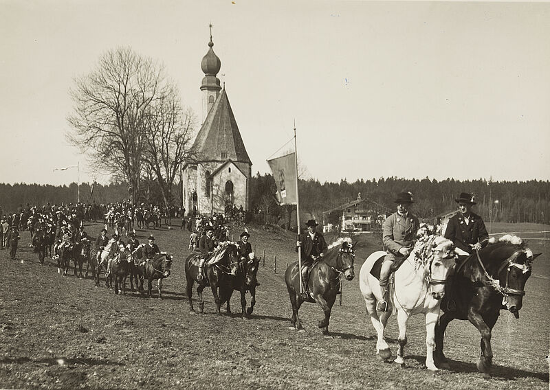 Philipp Kester, Georgiritt in Traunstein – Umzug vor kleiner Kirche, 1932