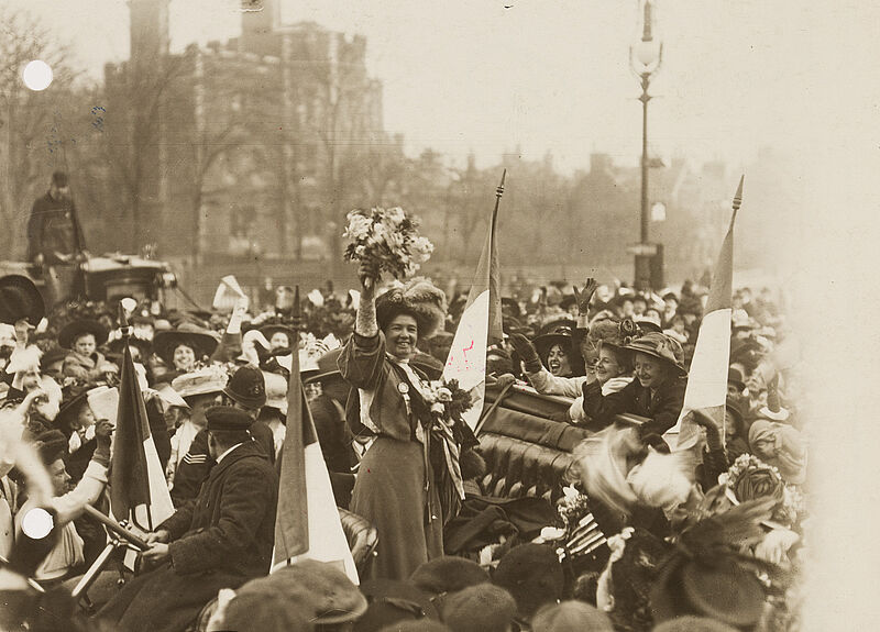 Philipp Kester, Emmeline Lawrence wird nach zweimonatiger Haft von der Menge begrüßt, 1908