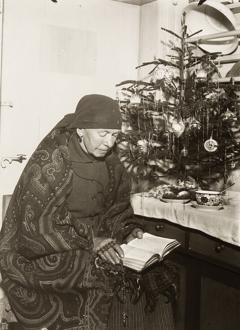 Philipp Kester, Weihnachten – Bäuerin beim Lesen unter einem Christbaum