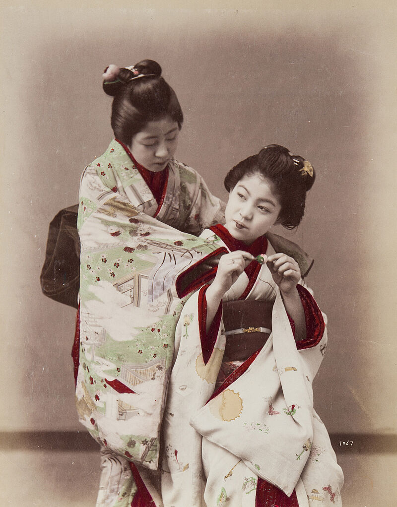 Kusakabe Kimbei, Ohne Titel (zwei Maikos, eine stehend und eine sitzend und eine Kirschblüte haltend), Um 1880-1890