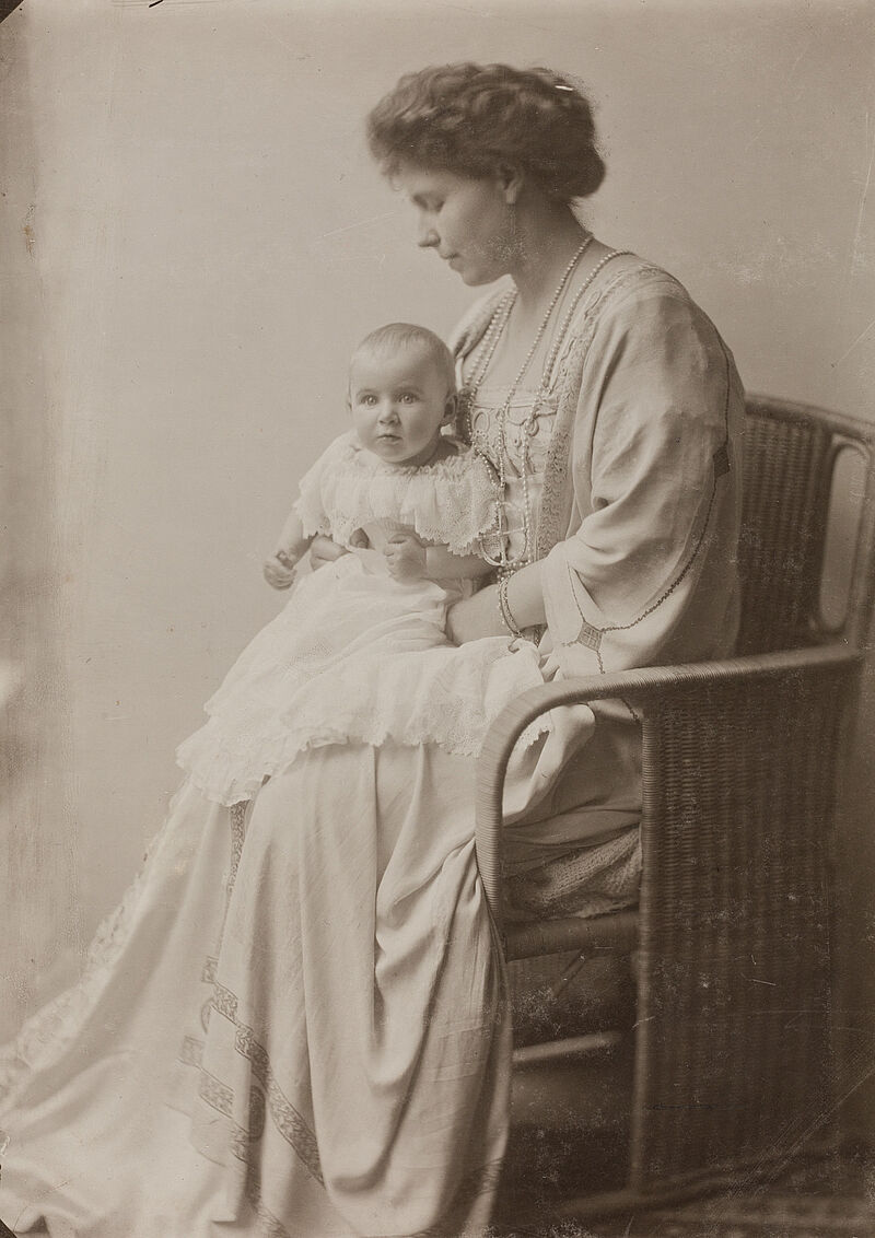 Atelier Elvira, Kronprinzessin Maria von Rumänien mit Prinzessin Ileana, 1909