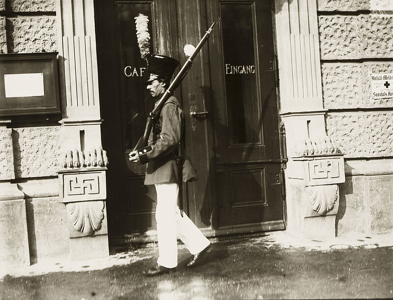 Philipp Kester, Münchner Fasching – Schreitender Wachsoldat am Regina-Café, 1907–1914