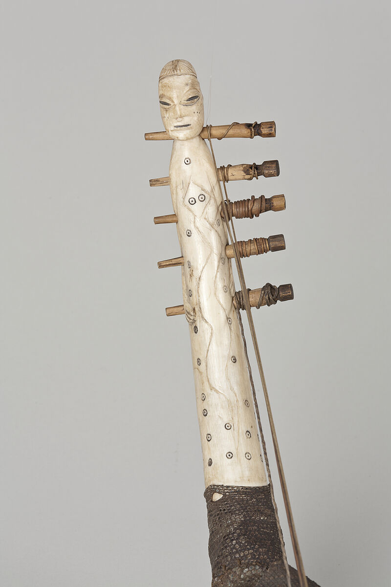 Mangbetu, kundi – Harfe aus Elfenbein und Echsenhaut mit fünf Saiten, vor 1977