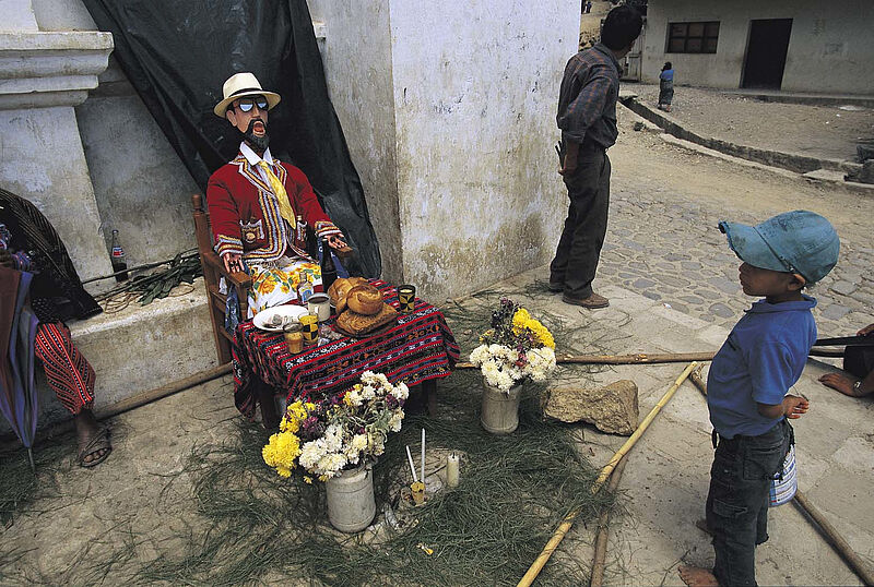 Thomas Hoepker, Maximón-Idol in San Jorge de la Laguna, während der Osterwoche, Guatemala, 1997