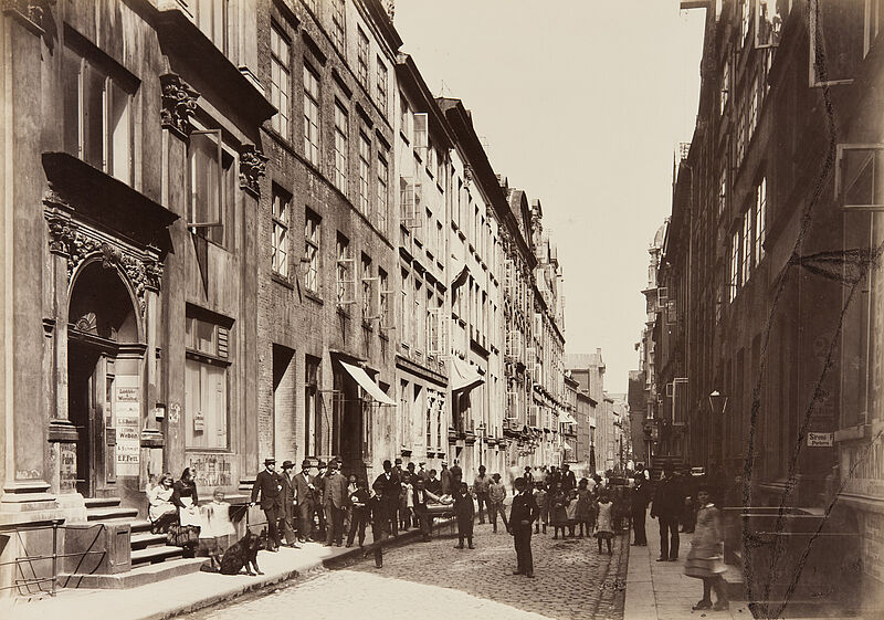 Georg Koppmann, Neuer Wandrahm vom kleinen Jungfemstieg aus gesehen (Aus: Hamburg 1884. Ansichten aus dem niederzulegenden Stadttheil), 1884