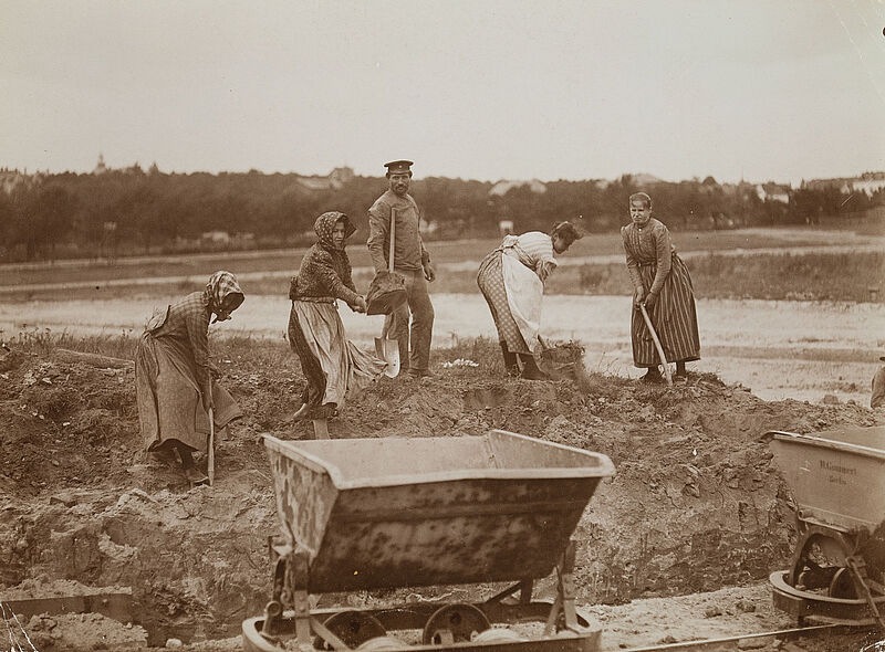 Philipp Kester, Straßenbau in Berlin – Vier Arbeiterinnen und ein Arbeiter bei Erdarbeiten, 1907