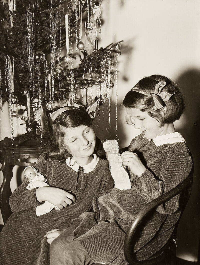 Philipp Kester, Weihnachten – Kinder mit Puppen unter Weihnachtsbaum