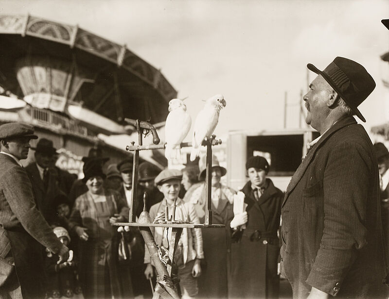 Philipp Kester, Münchner Oktoberfest – Schausteller mit Papageien, 1921