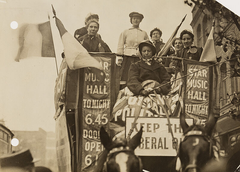 Philipp Kester, Suffragetten als "Sandwich-Frauen" – Frauenrechtlerinnen auf Londons Straßen, 1905